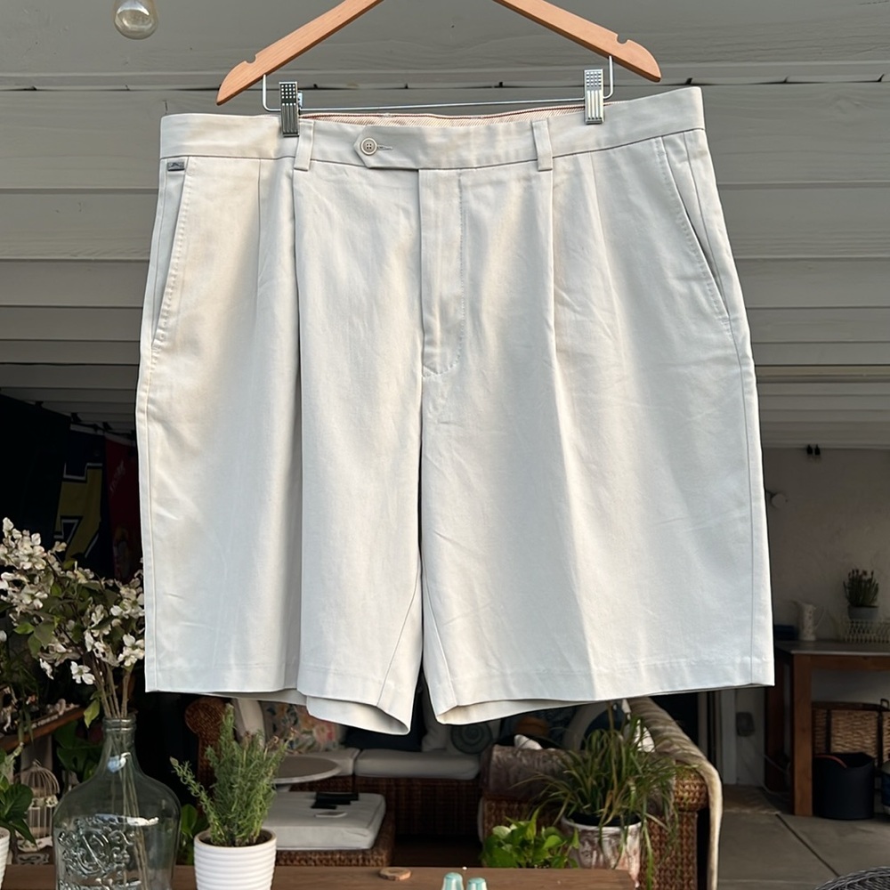 Tommy Bahama cream beige pleated front mens shorts size 40